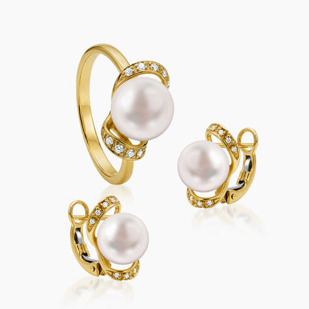9 - WHITE FRESH WATER PEARL WITH DIAMONDS LADIES RING AND HUGGIE EARRINGS SET WITH 30=0.10 / 6.6 / 4.29 CARAT DIAMONDS IN 14K YELLOW GOLD