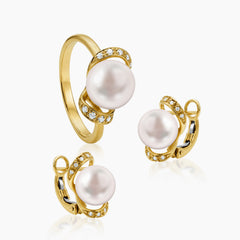 9 - WHITE FRESH WATER PEARL WITH DIAMONDS LADIES RING AND HUGGIE EARRINGS SET WITH 30=0.10 / 6.6 / 4.29 CARAT DIAMONDS IN 14K YELLOW GOLD