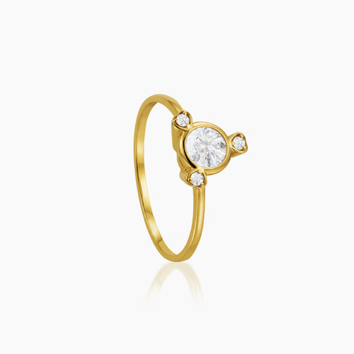 8 - THREE-STONE ZIRCONIAN CLUSTER LADIES RING IN (SAUDI) 18K YELLOW GOLD