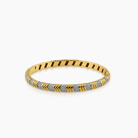 PAVE-SET AND SEGMENTED PATTERN DIAMOND BANGLE BRACELET IN 18K YELLOW GOLD