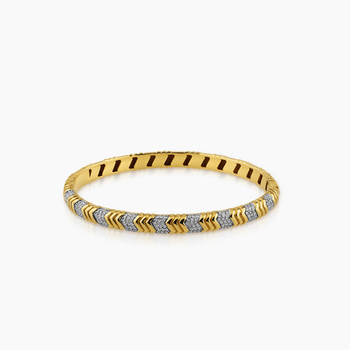 PAVE-SET AND SEGMENTED PATTERN DIAMOND BANGLE BRACELET IN 18K YELLOW GOLD