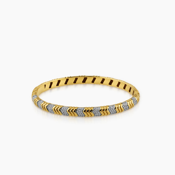 PAVE-SET AND SEGMENTED PATTERN DIAMOND BANGLE BRACELET IN 18K YELLOW GOLD