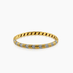 PAVE-SET AND SEGMENTED PATTERN DIAMOND BANGLE BRACELET IN 18K YELLOW GOLD