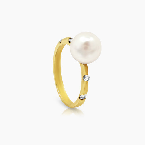 6 1/2" ROUND WHITE FRESH WATER PEARL LADIES RING WITH 4=0.146 / 2.6 / 1.7 IN 14K YELLOW GOLD