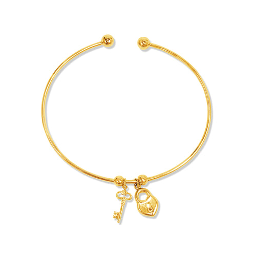 OPEN BANGLE WITH HEART AND KEY CHARM IN 18K YELLOW GOLD